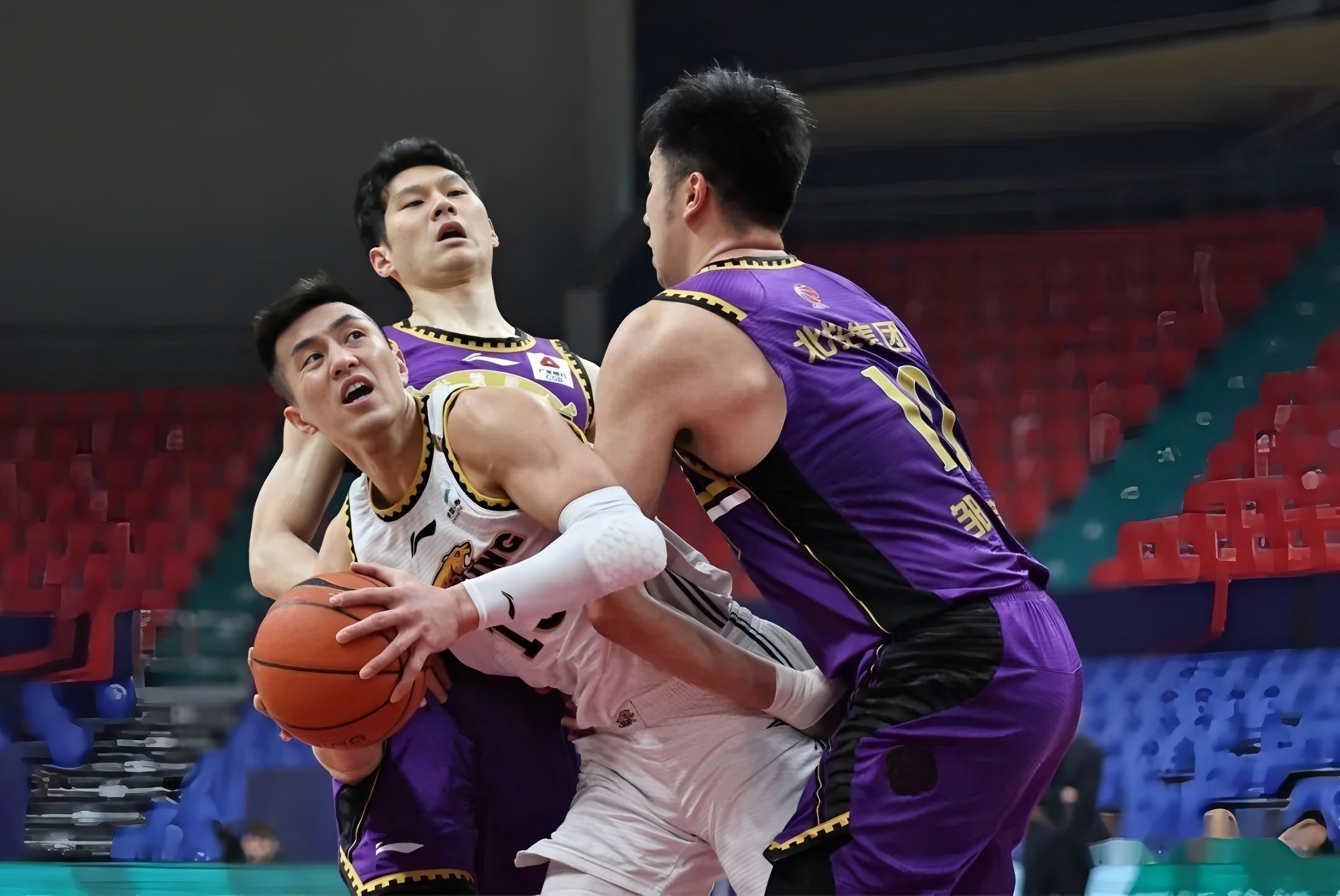 -辽宁本钢迎来里程碑备战国王杯今晨上海海港篮板制胜，辽宁本钢回应争议备战法国杯瞬间刷屏